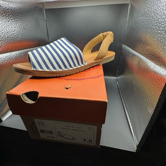 5/$25 SO Blue & White Striped Sandals Size 7.5 Never worn just tried on - Picture 1 of 9